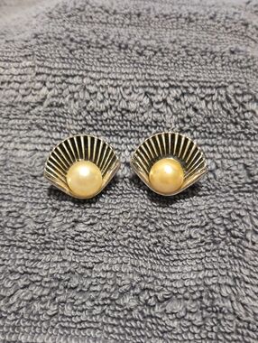 Sarah Coventry Gold-Tone Shell Earrings with Cream Pearl Centers